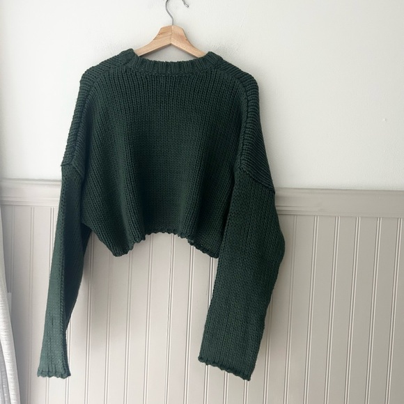⭐️ NEW Edikted Medium/Large Dark Green Sweater Cream Star Cropped - Picture 8 of 8